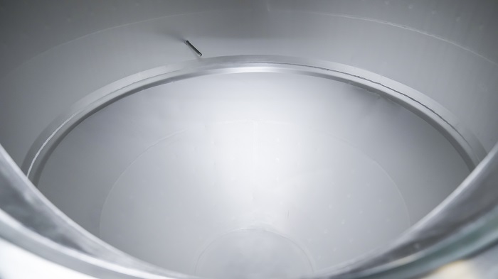 天泰<a href=http://www.dazhongbanchang666.cn/ target=_blank class=infotextkey>啤酒設(shè)備</a>發(fā)酵罐內(nèi)部角度拋光